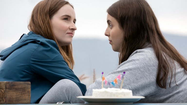 Зубрачките (Booksmart), 7 юни
Тази комедия е режисьорският дебют на Оливия Уайлд, която познаваме добре от "Д-р Хаус" и "Винил". Ден преди завършването на гимназията двете "зубрачки" на випуска осъзнават, че е трябвало повече да се забавляват. Ейми и Моли решават да си докажат, че са не по-малко забавни от другите, прекарали гимназията в забавления и свалки, и опитват да вместят четири години яко купонясване в една-единствена нощ. В ролите ще видим Кайтлин Дивър, Бини Фелдстайн, Лиса Кудроу и др.