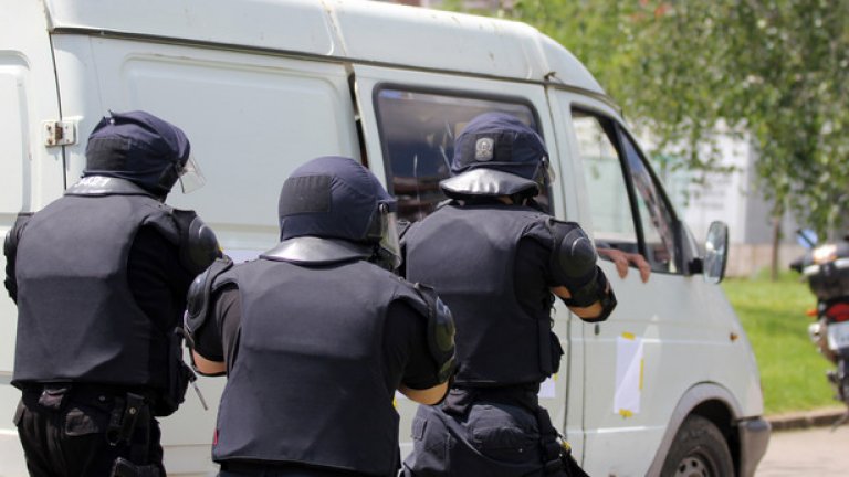 Предполага се, че извършителите на грабежа са в една от къщите в района.