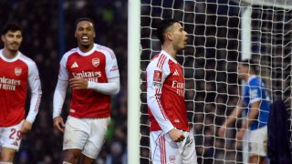 Арсенал пак се скъса да вкарва от статични положения