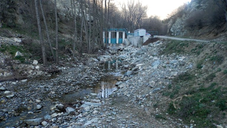 ВЕЦ на река Лазова до град Гурково, Старозагорско. На кадрите се вижда как в речното корито под стената на съоръжението вода на практика няма. През рибния проход пък е невъзможно да минават каквито и да било риби.