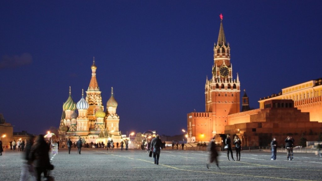 russia_moscow_kremlin_red_square_people_movement_evening_47943_640x360