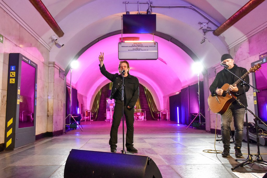 Боно от U2 изнесе изненадващо шоу "за свобода" в метрото на Киев