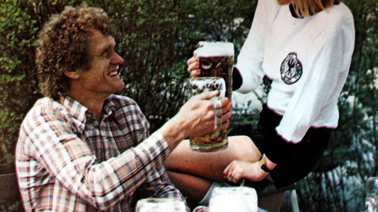 Сеп Майер и двойничката на Мирей Дарк
Преди световното първенство през 1978 г. великият вратар на Западна Германия Сеп Майер получава неочакван подарък на бирфеста в Мюнхен – русокоса двойничка на популярната френска актриса Мирей Дарк. Оригиналът по онова време е съпруга на Ален Делон, но германското й копие, според слуховете, прекарва една незабравима вечер в чаршафите на Майер. Това не му носи късмет, тъй като на мондиала световните шампиони отпадат след загуба 2:3 от Австрия. Тъжен край на една велика кариера.