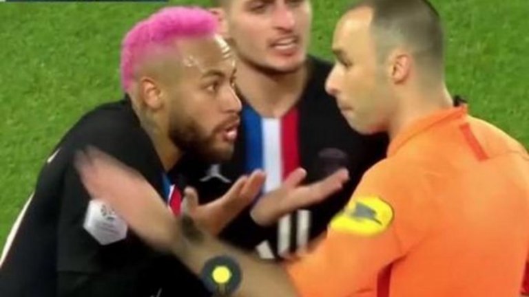Неймар се държа доста невъзпитано към съдията още по време на мача