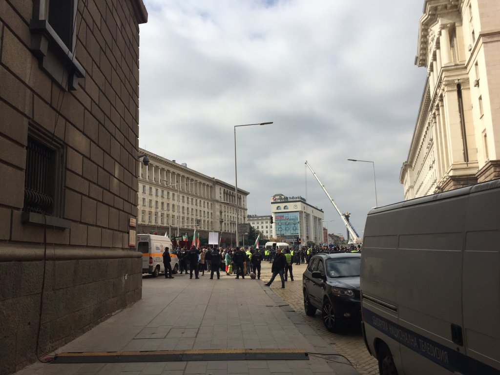 Привържениците на Волен Сидеров, заедно със самия лидер, се придвижиха по Дондуков