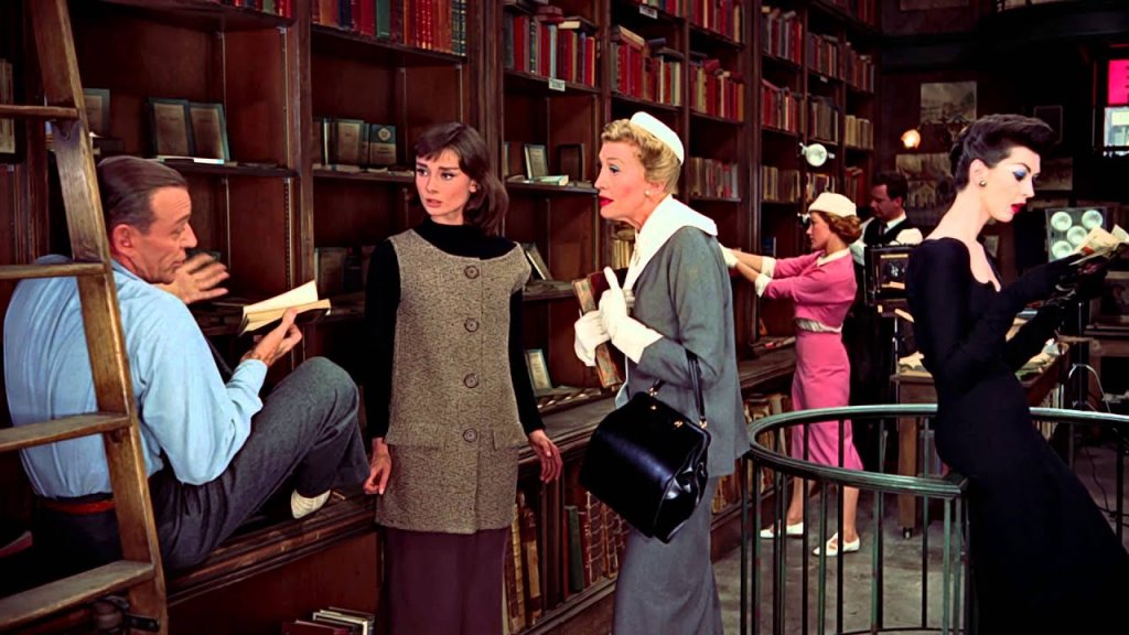 \"Смешно лице\" (Funny Face, 1957)
Историята пак е за обикновено момиче, което попада по случайност в модния свят и открива там своята любов в лицето на Фред Астер. А прототип на главната редакторка, госпожица Прескот е известната икона на модния свя