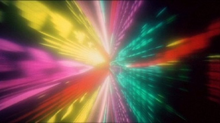 "2001: Космическа одисея" (1968), реж. Стенли Кубрик

Научнофантастичният шедьовър на Стенли Кубрик е блестящо произведение на изкуството. Поразителната визия на филма, съчетана с мащабите на класическия музикален фон и натрапчивата, дисонантна  музика на Дьорд Лигети създава ненадминато филмово изживяване. Изследването от Кубрик на историята и бъдещето на човечеството стимулира сетивата на зрителите, докато ни води към конфронтация с огромната неизвестност на космоса и времето.

Филмът започва със зората на човечеството, докато наблюдаваме как първите прачовеци използват оръдия на труда за първи път в историята. Чрез графичен монтаж предисторическият инструмент се превръща в космически кораб и сме пренесени в бъдещето, когато хората са еволюирали и вече са майстори в употребата на инструменти. Космическият кораб е на мисия да изследва мистериозен обект, наскоро открит в лунен кратер.

Гигантски черен монолит, открит от прачовеците и на Земята по-рано във филма, стои в кратера. Ще преоткриваме този черен монолит отново и отново във филма. После се оказваме на "Дискавъри Едно", космически кораб, насочил се към Юпитер. Д-р Дейвид Боумън (Кеър Дюлеа), д-р Франк Пул (Гари Локууд) и трима други астронавти в криогенен сън са на тайна мисия, ръководена от говорещия компютър на кораба - HAL 9000 (озвучен от Дъглас Рейн).

В този момент човекът губи контрола над оръдието си на труда, тъй като интелектът на компютъра превъзхожда този на астронавтите. В борба с HAL, Боумън успява да поеме контрола над кораба и продължава мисията сам, прекосявайки неизвестността.

Сцената "отвъд безкрая" на филма с лъчите светлина в космоса и дисонантната музика на Лигети създава интересно психеделично изживяване. Енигматичният финал на 2001 оставя зрителите смаяни и занемели. Кубрик прекрасно предава екзистенциалното пътуване на човека в непознати територии.
