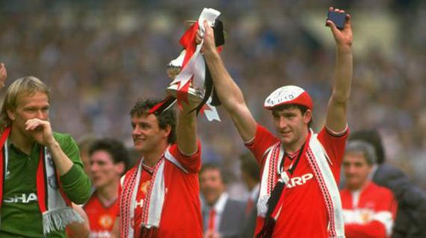 Норман Уайтсайд (вдясно) и съотборниците му от Манчестър Юнайтед триумфираха с трофея през 1985, след като преди това отстраниха Ливърпул в два инфарктни полуфинални мача