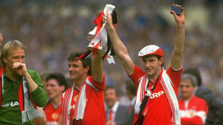Норман Уайтсайд (вдясно) и съотборниците му от Манчестър Юнайтед триумфираха с трофея през 1985, след като преди това отстраниха Ливърпул в два инфарктни полуфинални мача