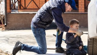 баща и син ремонт кола