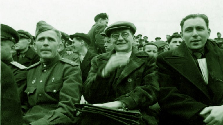 Футболът успял да зарази Шостакович, който бил истински щастлив да гледа мачове на живо и в един момент за него играта даже станала равна на музиката по важност