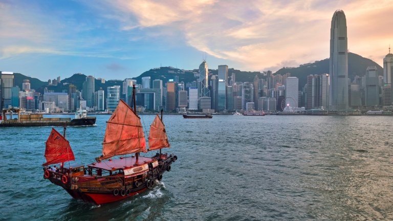 Хонконг
Притегателно място за най-успешните и най-богатите бизнесмени в света. Така че си е съвсем в реда на нещата цените на всичко да бъдат по-високи даже и от 517-те небостъргача в Хонконг. 
Наеми и цени на имоти са огромни заради огромната конкуренция в търсенето и недостатъчното предлагане. Оттам нататък всичко върви нагоре по отношение на забавления, нощен живот и всичко останало.