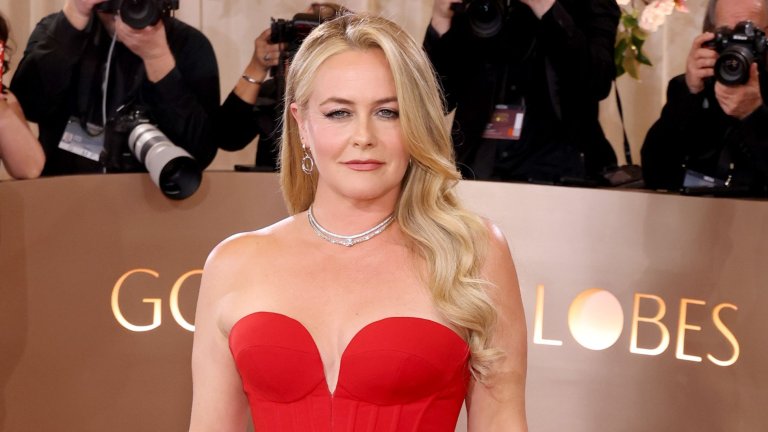 Алиша Силвърстоун 
Друга емблема на 90-те – Алиша Силвърстоун, също влиза в клуба на 50-годишните на 4 октомври. Подобно на Мелиса Джоан Харт, и тя за дълго се отдръпна от екрана, но през последната година направи кратко и симпатично завръщане с умилителен коледен филм за Netflix.