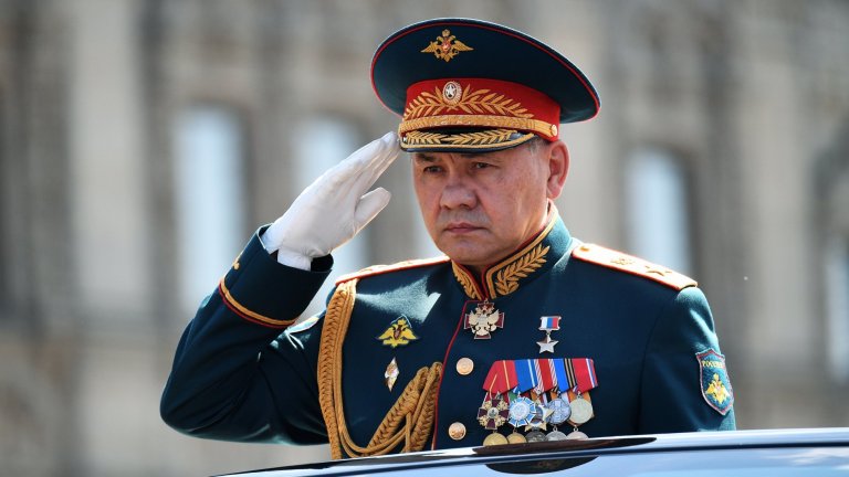Какво се крие зад феноменалния успех на руския военен министър?