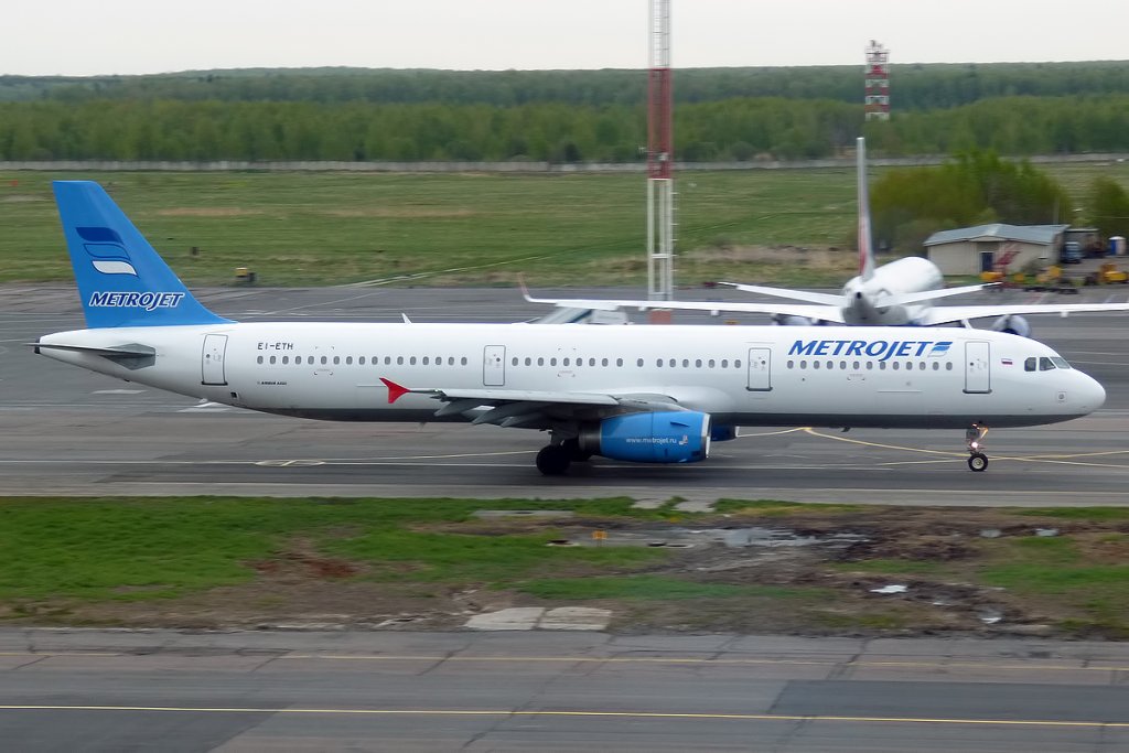 MetroJet,_EI-ETH,_Airbus_A321-231_(16455877532)