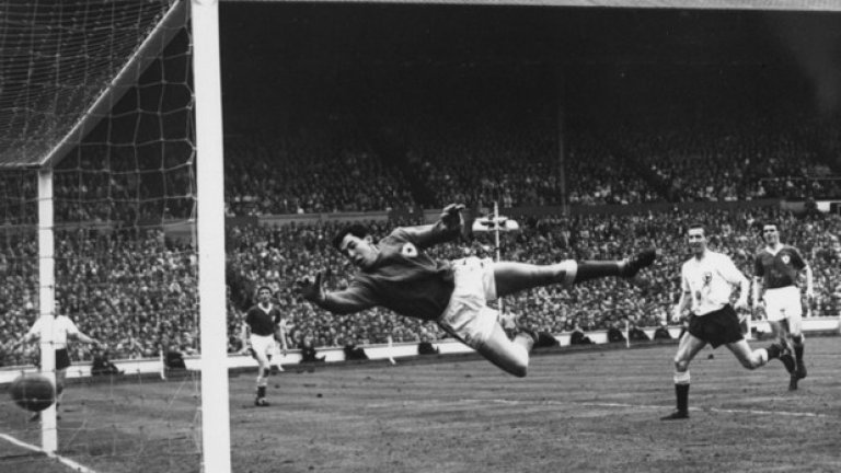12. Гордън Бенкс
Най-великият вратар на Острова за всички времена. Спасяването срещу Пеле през 1970-а е нещо изключително, а 4 години по-рано той триумфира със световната титла с Англия на "Уембли".