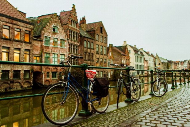 Гент е град в северозападна Белгия, административен център на провинция Източна Фландрия и окръг Гент. Селището възниква при вливането на река Лейе в Схелде и през Средновековието се превръща в един от най-големите и богати градове на Северна Европа.