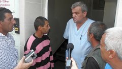 Началникът на АГ-отделението на МБАЛ-Благоевград д-р Огнян Митев разговаря с близки на починалата бременна ромка