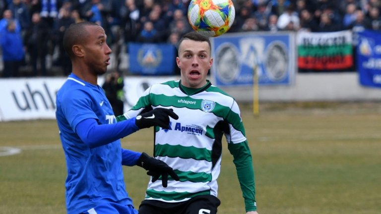 Луда драма с много картони, гол от центъра и изравнителен в 94-тата минута на "Тича"