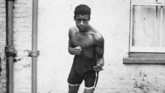 Лен Джонсън се боксира в години, в които е принуден да се сблъсква с непрестанен расизъм. Той не получава шанс да стане голям боксьор, но днес в Манчестър се стараят да популяризират историята му