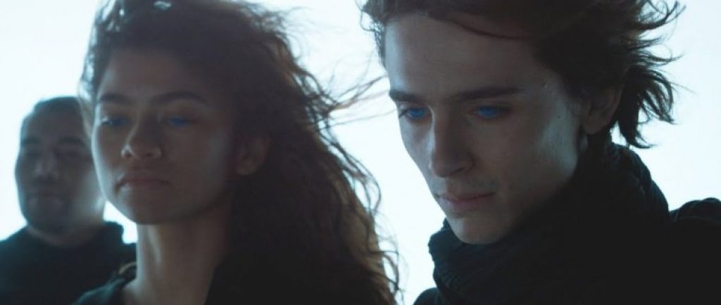 “Дюн” на Франк Хърбърт
Пропусналите препоръката да прочетат “Дюн” преди излизането на филма от Дени Вилньов, имат шанс да наваксват, след като режисьорът ги убеди, че си струва да се потопите в страниците на епоса на Франк Хърбърт. 
Научната фантастика ни пренася на пустинната планета Аракис, където се добива най-ценният ресурс във Вселената - подправка, позволяваща междугалактически пътувания. Контролът на тази планета е предаден на династията на Атреидите, които трябва да заменят безпощадните Харкони, властвали десетилетия над Аракис.
Предаването на властта обаче не минава гладко. Дук Лито Атреидски бива убит, а синът му Пол поеме бремето и очакванията да преобърне съдбата на планетата. В края на годината ще видим и вторият "Дюн" на Вилньов, който разказва останалата част от едноименния роман.