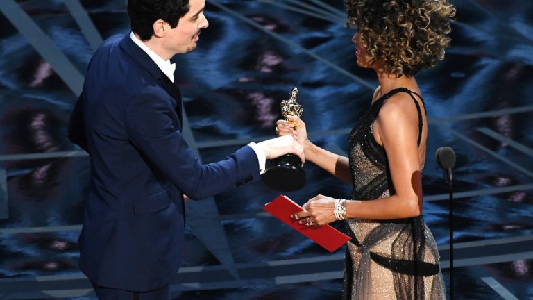 Холи Бери връчва отличието на режисьора на "Ла ла ленд" Деймиън Шазел
