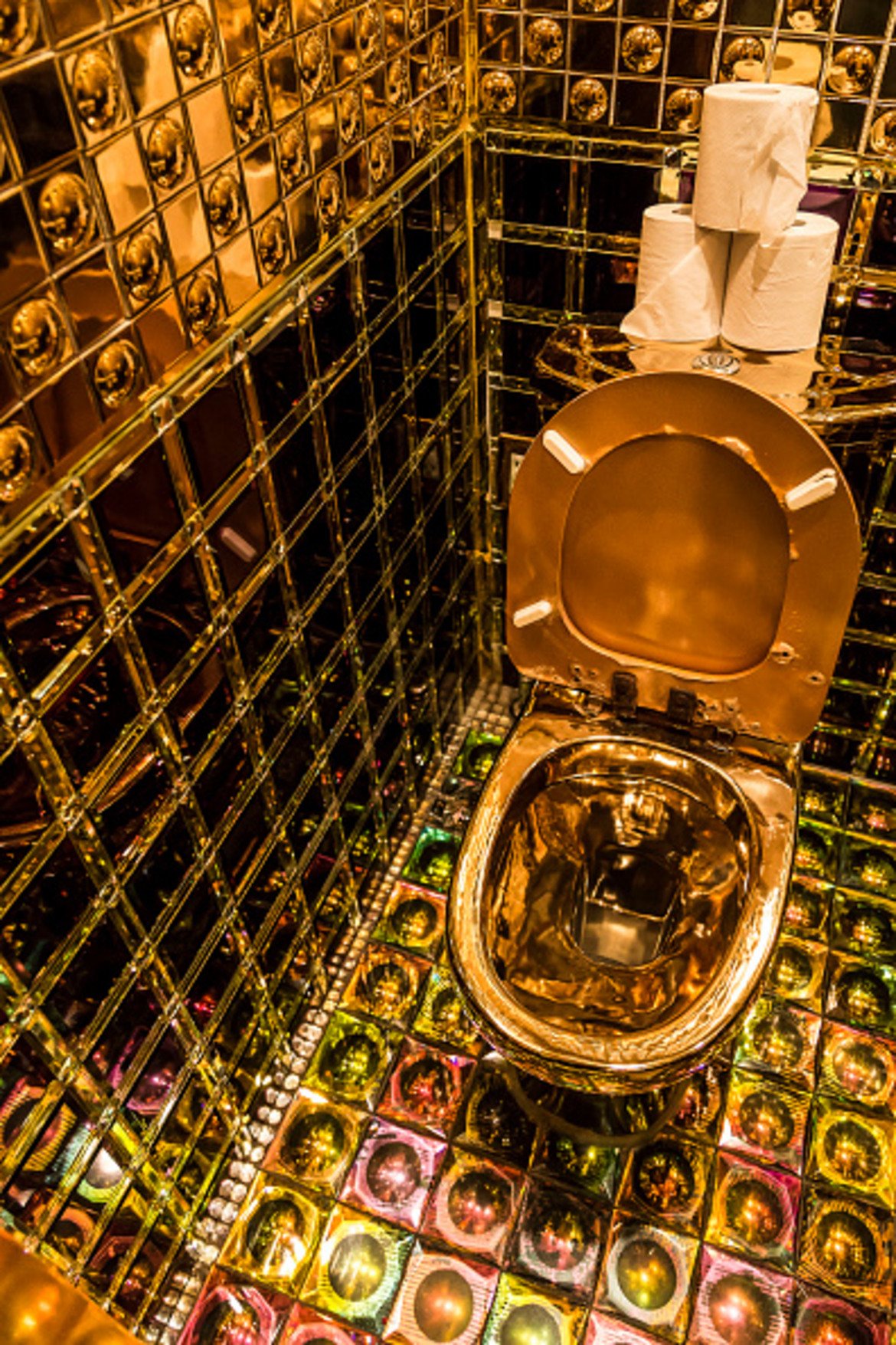 Тази тоалетна е златна (буквално) и се намира в ресторант Robots в Токио. Златната тоалетна чиния е допълнена от неонови светлини от пода, огледални стени и екрани в общата част на помещението.