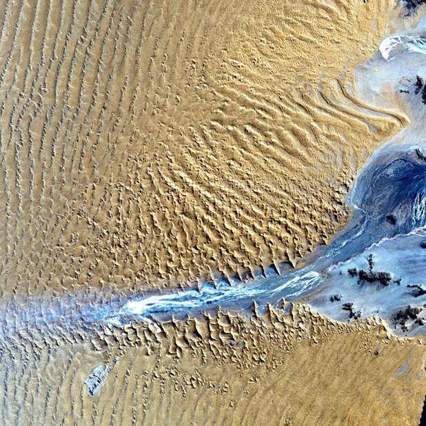 "Пустинно море" в Намибия. Пясъците в пустинята Намиб са донесени от вятъра и водата от хиляди километри разстояние.