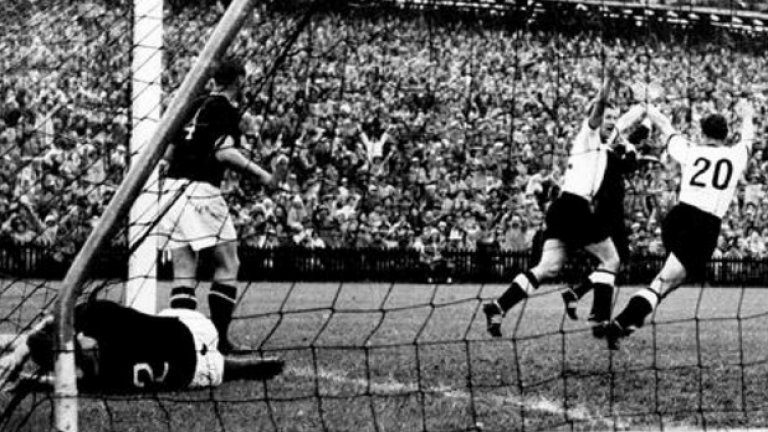 1954 г., Германия - Унгария 3:2Хелмут Ран вкарва два гола в този ден, като вторият носи обрата от 0:2 до 3:2 във финала на световното първенство.
Германците са пълен аутсайдер - загубили са с 3:8 от същите унгарци седмици по-рано в групите на турнира.
Чудото от Берн, както е известен финалът, връща до голяма степен националната гордост на немците, позамръкнала в годините след Втората световна война.
Световната купа става първи от големите им спортни успехи, както и тласък за футбола - все пак по това време футболът в страната е полупрофесионален, а Бундеслигата се появява едва 9 години след Берн.