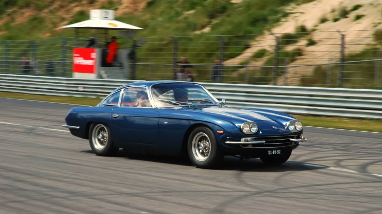 Lamborghini 350GT
Този модел е първото Lamborghini, което се показва пред света на автоизложението в Женева през 1964 г. като съперник на Ferrari. Колата се появява с V12 двигател с 270 конски сили и съвсем резонно предизвиква силно впечатление сред журналисти и фенове. За съжаление са създадени само 120 бройки от този шедьовър, така че би било доста трудно да го прибавите към колекцията си с ретро автомобили.
