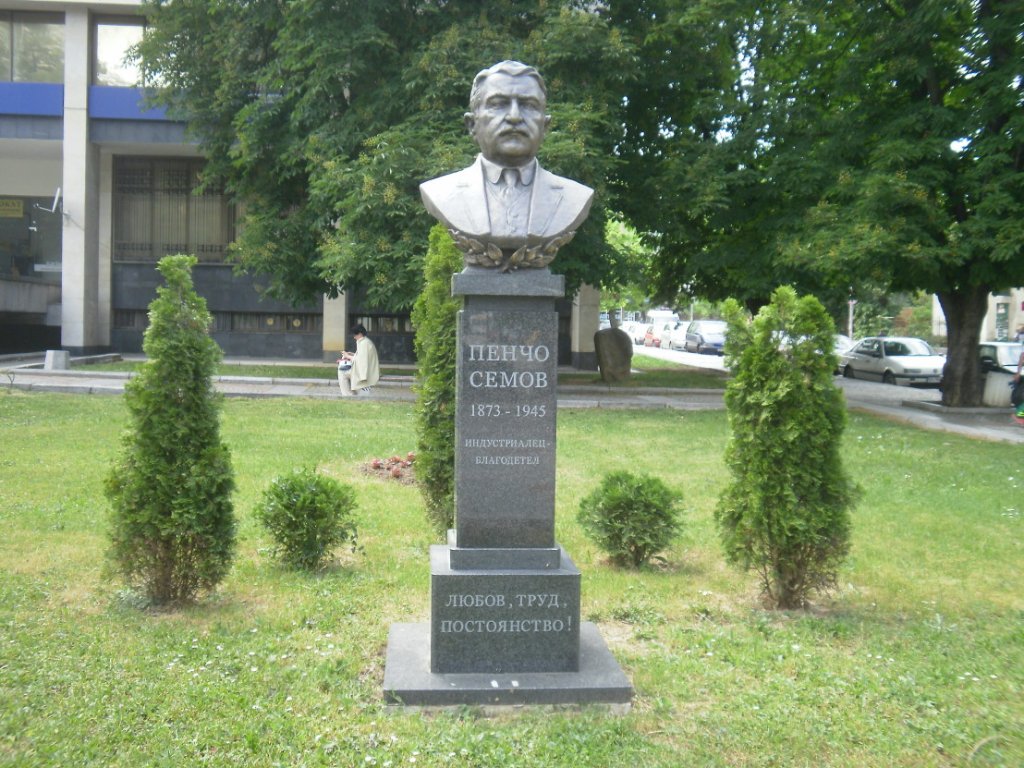 Макар да е един от най-богатите мъже в България през първата половина на ХХ в., за повечето си съграждани г-н Семов е просто „бай Пенчо“. Той е обичан и уважаван от работниците си, които го наричат „голям човек“, защото е един от малкото работодатели, кои
