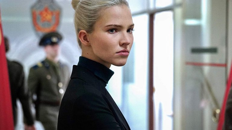 Анна 
Макар да не харесахме грам последния филм на Люк Бесон – "Валериан и градът на хилядите планети", не можем да отречем, че лудият французин го бива в няколко неща – когато трябва да има хубави жени и когато трябва да има кръв и бой. 
"Анна" е класически екшън, който до болка ни напомня на някаква странен събирателен образ между други филми на Бесон, като "Люси", "Анжела" и "Твърде лично". Историята разказва за  Анна Полякова – бивш модел от Москва, превърнал се в правителствен агент и убиец...