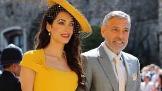 Амал и Джордж Клуни 
Джордж Клуни се запознава с Амал, когато общ приятел я води на негово парти в имението му на езерото Комо, Италия. Въпросният приятел пита дали може да доведе своята позната на купона и отговорът, разбира се, е "Да". 
Странното е, че агентът на актьора му звъни след малко и му казва, че се е запознал с жената, за която ще се ожени. Още по-хубавото е, че родителите на Джордж са в имението и веднага се запознават с адвокатката. Следва една безсънна нощ на разговори и смях. Е, сега са женени и с близнаци.