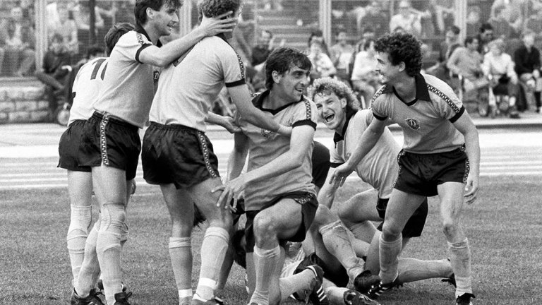 8 юни 1985 г. Ралф Минге (в средата) и съотборниците му от Динамо Дрезден печелят Купата на ГДР след победа на финала над Динамо Берлин.