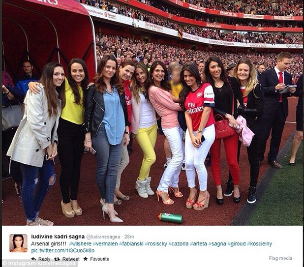 Няколко часа по-рано, жените на Арсенал също си направиха парти на стадиона