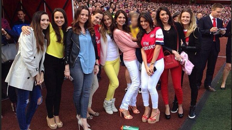 Няколко часа по-рано, жените на Арсенал също си направиха парти на стадиона