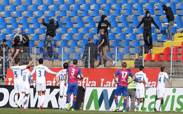Играчите на Левски и Марек опитват да усмирят феновете на "сините", които вилняха на трибуните в Дупница в събота. Мачът завърши 1:1, но заради инцидентите бе спрян за близо 10 минути.