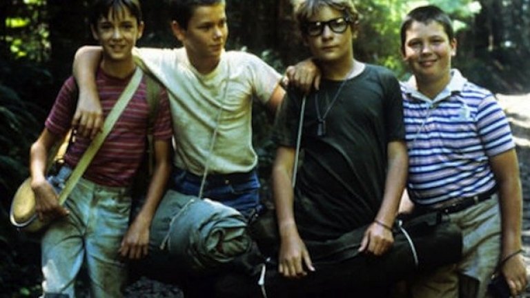 Stand by Me (1986)
Четирима приятели се отправят да търсят тялото на изчезнал тийнейджър. В стремежа си да станат герои в собствените си очи и в тези на съгражданите си, те тръгват на двудневна експедиция, превърнала се в одисея. Когато се изправят срещу друга група, също тръгнала по следите на изчезналото тяло, момчетата откриват, че притежават сила, за която дори не са и подозирали.