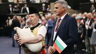 Партията на Стефан Янев идва с липса на конкретика и залитане към "народното" в търсене на колкото се може повече гласове