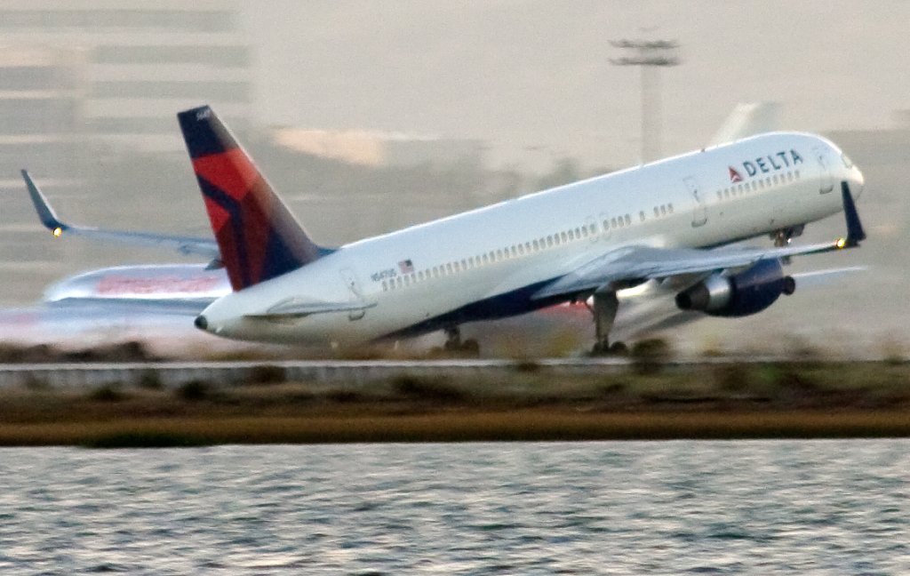 Delta_757_takeoff_at_SFO_(4051460353)
