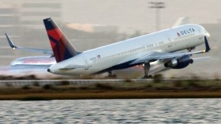Delta_757_takeoff_at_SFO_(4051460353)