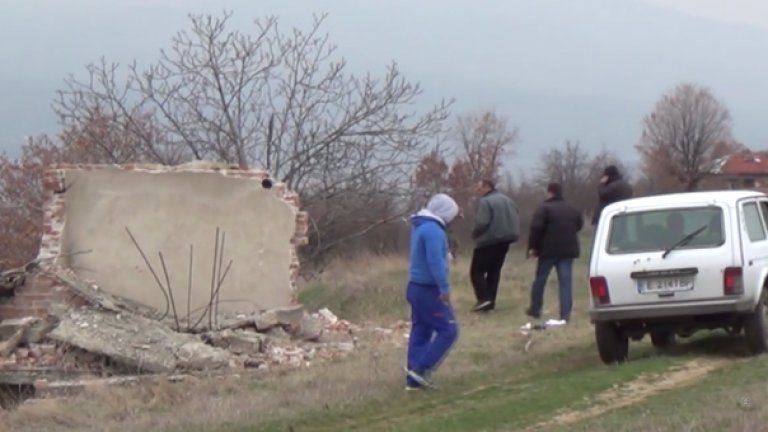 Деца са си играели с тухли при развалини