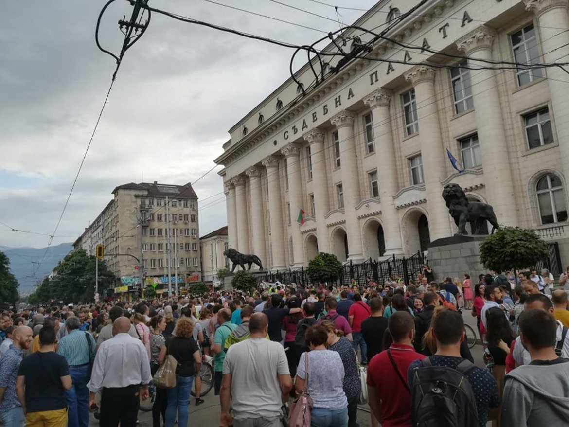 Протест пред Съдебната палата срещу номинацията на Иван Гешев за главен прокурор