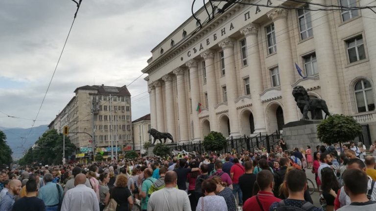 Протест пред Съдебната палата срещу номинацията на Иван Гешев за главен прокурор