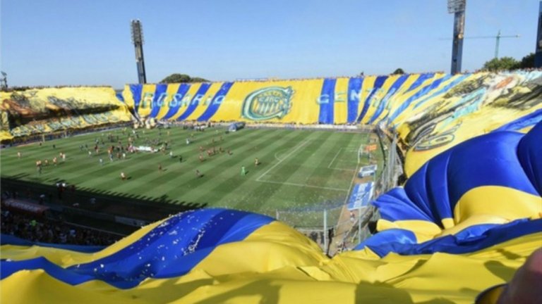 Феновете на Росарио опънаха знаме с дължина над половин километър.