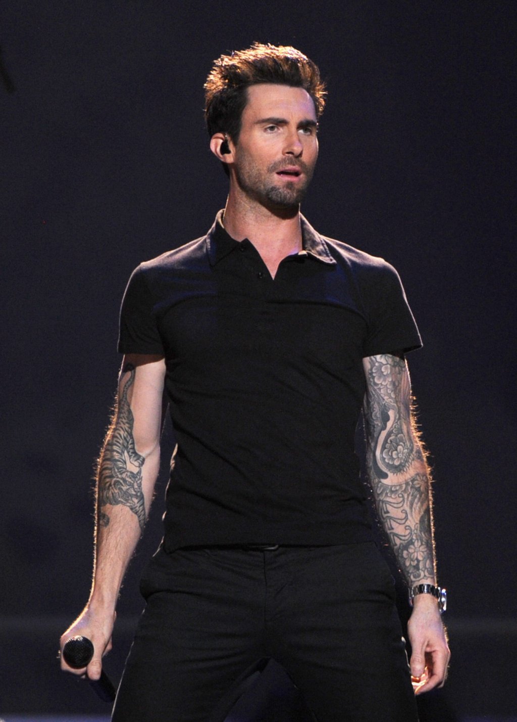 Адам Лавин от Maroon 5 е 1,82