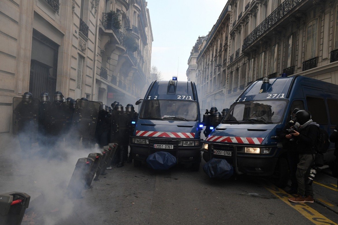 А това води до по-остра реакция от властите (на снимката: полицейска блокада във Франция)