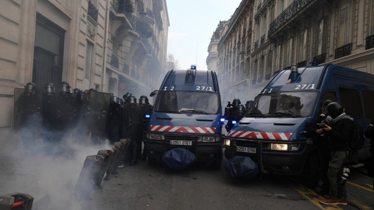 А това води до по-остра реакция от властите (на снимката: полицейска блокада във Франция)