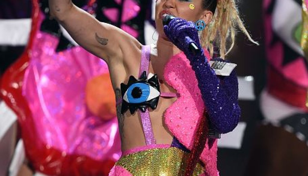 Майли Сайръс пееше на сцената на MTV през 2015г. Крещящо-шарена, полугола и луда както винаги.