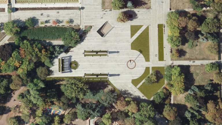 До 1944 г. там са чествани големи празници, организирани са военни церемонии, а в района е имало казарми. Днес са оцелели само статуята на лъв, разположена в центъра на комплекса, както и част от емайлираните плочки с имената на загиналите български войници.